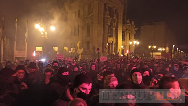 Фаєри, феєрверки і розбите скло, - під Офісом Президента відбулася акція на підтримку Стерненка 07 Фаєри, феєрверки і розбите скло, - під Офісом Президента відбулася акція на підтримку Стерненка 07