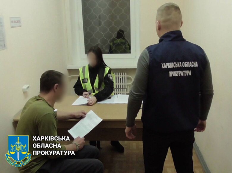 Двоє чоловіків побили та пограбували військового у Харкові