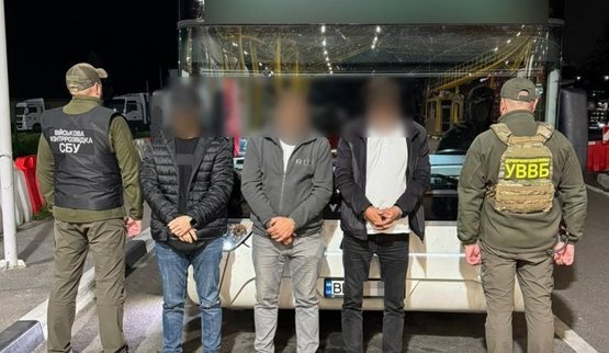 $10 000 за пропуск розшукуваного: у "Ягодині" затримали двох водіїв на спробі підкупу прикордонника. ФОТОрепортаж