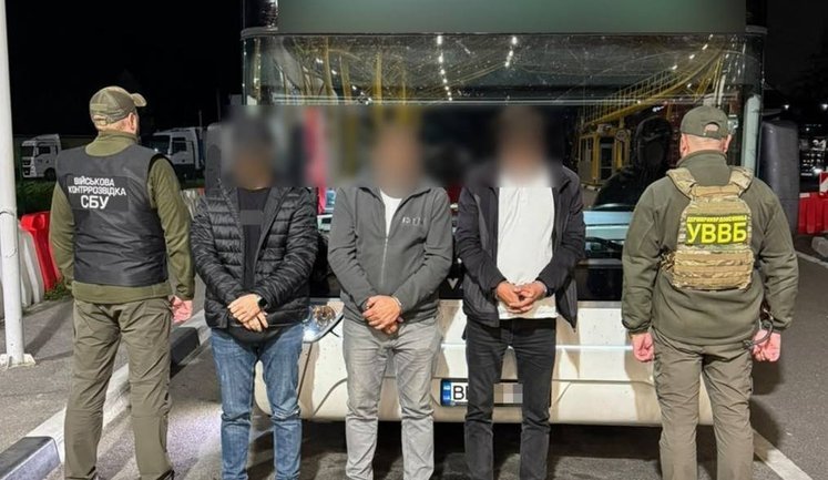$10 000 за пропуск розшукуваного: у "Ягодині" затримали двох водіїв на спробі підкупу прикордонника. ФОТОрепортаж