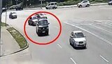 В Киеве не поставленный на "ручник" микроавтобус "сбежал" от водителя задним ходом, пересек оживленный перекресток и протаранил забор. ВИДЕО камер наблюдения