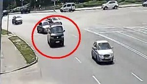 У Києві не поставлений на "ручник" мікроавтобус "втік" від водія заднім ходом, перетнув перехрестя і протаранив паркан. ВІДЕО камер спостереження