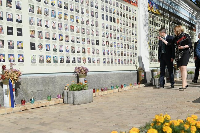Вільямсон відвідав Стіну памяті в Києві 04