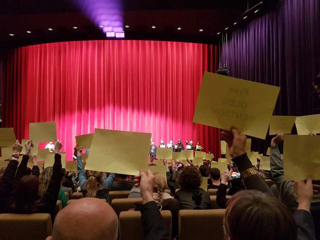 На Берлінському кінофестивалі відбувся флешмоб Європейської кіноакадемії з вимогою звільнити Сенцова 04