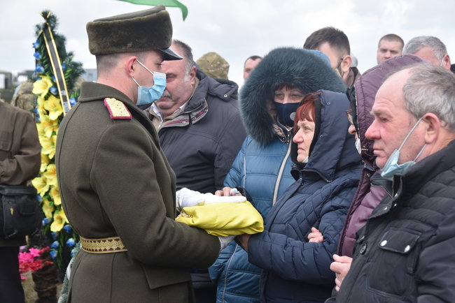 С погибшим в зоне ООС воином 58-й ОМПБр Владимиром Шпаком простились в Чернигове 21
