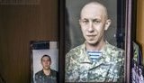 "Коли Вова був у труні, мені так хотілося взяти його і міцно обійняти, а тепер мені хочеться обіймати його портрети", - спогади мами артилериста Володимира Кияна