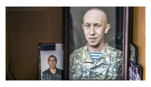"Коли Вова був у труні, мені так хотілося взяти його і міцно обійняти, а тепер мені хочеться обіймати його портрети", - спогади мами артилериста Володимира Кияна