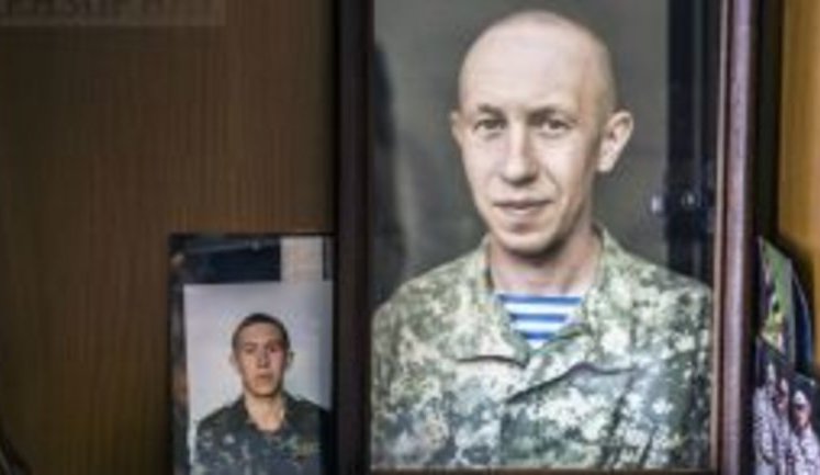 "Коли Вова був у труні, мені так хотілося взяти його і міцно обійняти, а тепер мені хочеться обіймати його портрети", - спогади мами артилериста Володимира Кияна
