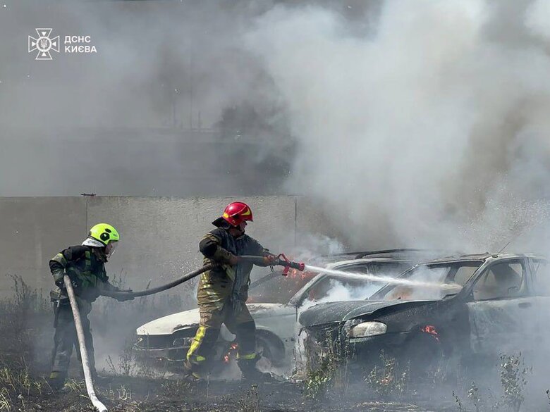 На Дарниці горять автомобілі