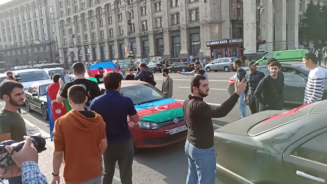 У центрі Києва відбувся автопробіг із прапорами Азербайджану та Туреччини, учасники скандували: Карабах! і стріляли (оновлено) 02