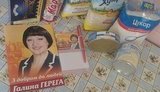 Секретарь Киевсовета почему-то раздает киевлянам шпроты и печенье. ФОТО