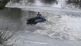 Спасатели на Волыни сняли с дрейфующей по реке льдины тело первоклассника, - ГСЧС. ФОТО