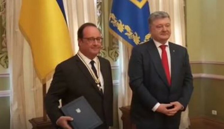 Порошенко вручил экс-президенту Франции Олланду орден Свободы. ВИДЕО