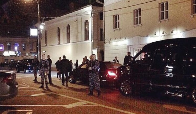 Любовницу Путина Кабаеву в московском кафе охраняло не менее 10 автоматчиков. ФОТО