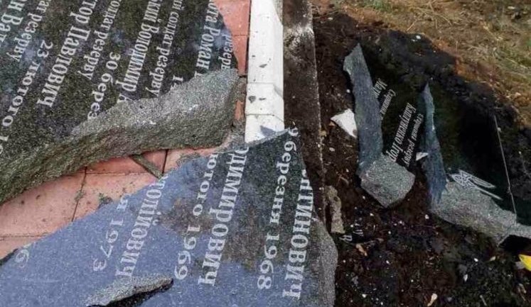Вандали зруйнували пам'ятник загиблим воїнам батальйону ім. Кульчицького під Бахмутом. ФОТО
