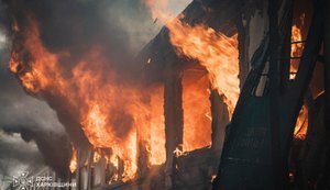 Росіяни атакували пасажирський електропоїзд у Харкові: Спалахнула пожежа. ВІДЕО+ФОТОрепортаж