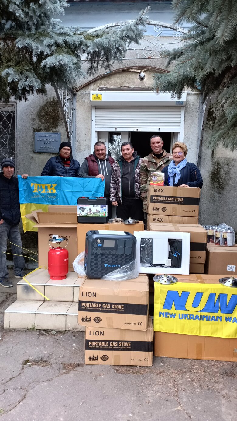 Волонтерка Паєвська (Тайра) та Бронюк передали газові плити та генератори на Херсонщину і Миколаївщину 04