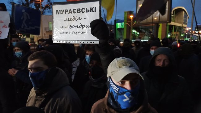Під офісом телеканалу НАШ знову проводять акцію протесту. Присутні вимагають закрити московський гадючник 13 Під офісом телеканалу НАШ знову проводять акцію протесту. Присутні вимагають закрити московський гадючник 13