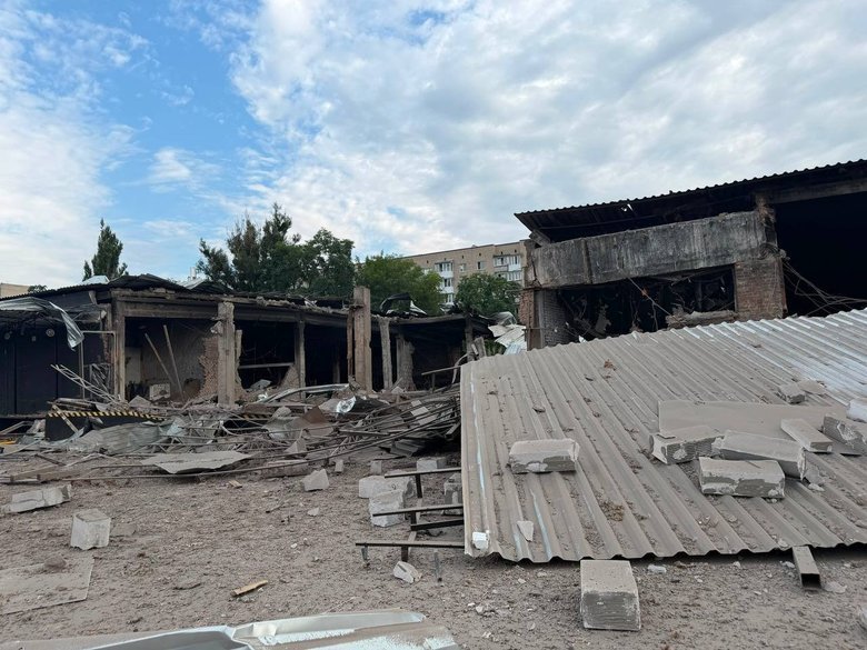 Рашисти вдарили по вантажному відділенню Нової пошти в Ізюмі