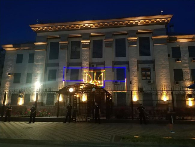 На стіну посольства РФ спроєктували гасла проти Путіна 05