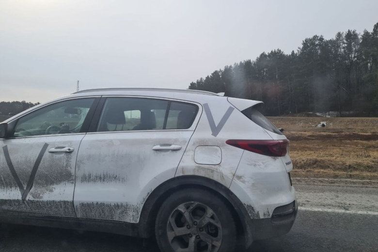 Russian invaders take cars stolen in Ukraine from Belarus 07