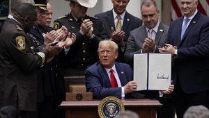 Протесты в США: Трамп подписал указ о реформе полиции
