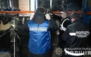 Киберполиция разоблачила сеть по производству и продаже фальсификата: мошенники подделывали вино, хамон, масло и конфеты известных брендов, изъято 160 т товара. ВИДЕО+ФОТОрепортаж