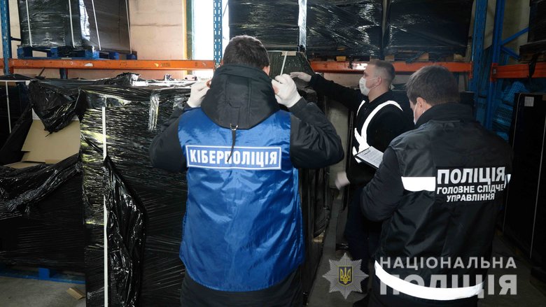 Киберполиция разоблачила сеть по производству и продаже фальсификата: мошенники подделывали вино, хамон, масло и конфеты известных брендов, изъято 160 т товара 01