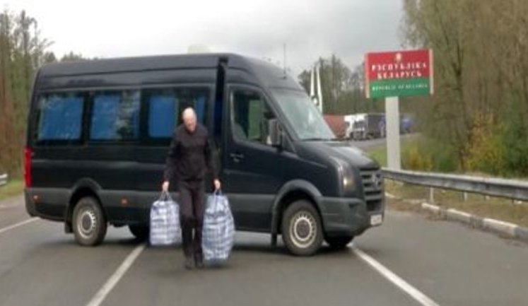 Момент передачі українського журналіста Шаройка на білорусько-українському кордоні. ВIДЕО