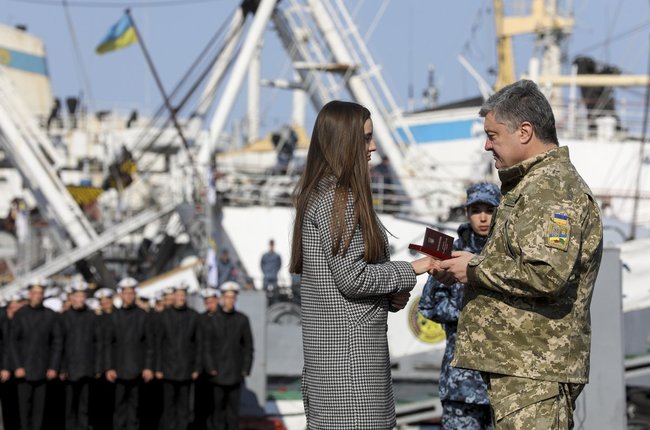 Порошенко наградил украинских пленных моряков 03