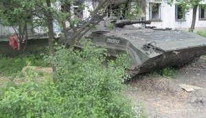 Найманці РФ на Луганщині обстрілюють позиції українських воїнів з розміщеної поблизу житлового будинку БМП, - спікер Генштабу ЗСУ. ФОТОрепортаж