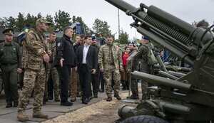 Армія України – недофінансована й не зможе зупинити російські війська, тому необхідні масові поставки озброєння від Заходу, - Bloomberg