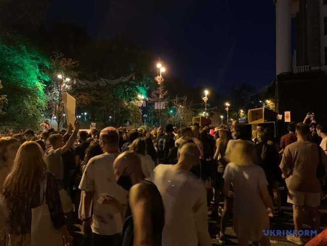 Протестуючі проти закриття дискотек влаштували танці під Кабміном 02