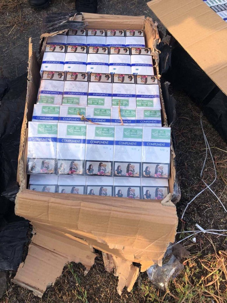 Митники відкопали у вантажному потязі тисячі пачок нелегальних сигарет