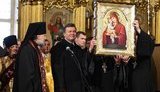Президент со свитой помолился в Почаевской Лавре: Янукович подарил набор серебра, а с собой увез икону Божьей матери. ФОТО
