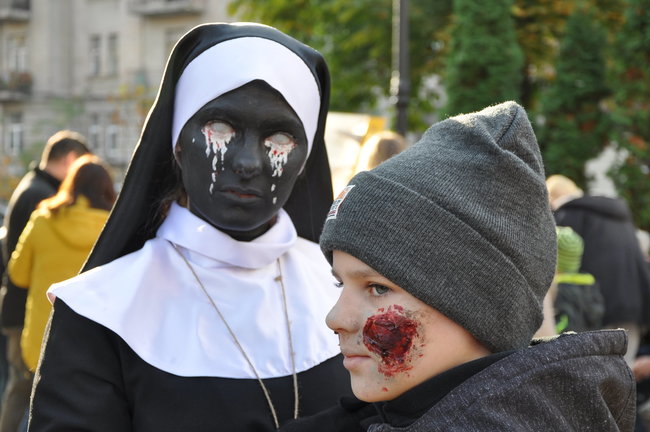 Парад зомби прошел в центре Киева 02