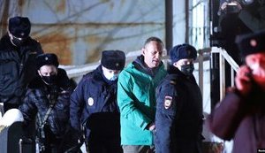 Вішатися і різати вени не планую, по сходах ходжу акуратно, - Навальний