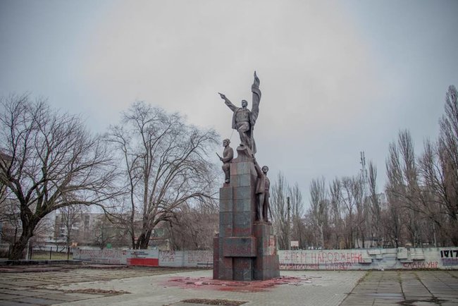 Націоналісти облили кровю памятник учасникам встановлення радянської влади в Дніпрі 08 Націоналісти облили кровю памятник учасникам встановлення радянської влади в Дніпрі 08