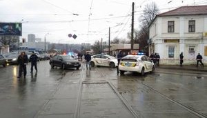 Неизвестный в Харькове захватил помещение Укрпочты, внутри есть люди. ФОТОрепортаж
