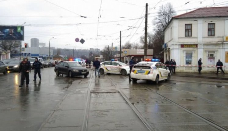 Неизвестный в Харькове захватил помещение Укрпочты, внутри есть люди. ФОТОрепортаж