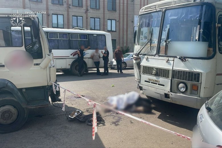 На Закарпатті вантажівка в’їхала у людей які виходили з автобуса