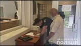 Пенсіонер стріляв у поліцейських із пневматичного пістолета, його можуть посадити на 2 роки. ВІДЕО+ФОТОрепортаж