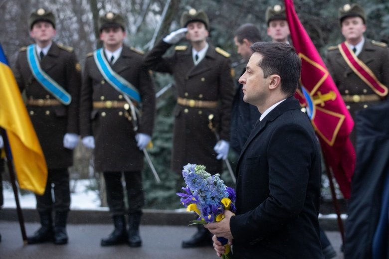 Зеленський вшанував память Героїв Крут на Аскольдовій могилі в Києві 01
