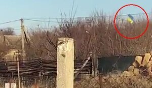 Кримські рашисти сварять чоловіка, що підняв над своєю садибою прапор України: "Живет п#дар-сосед! И еб#ло ему били, а оно еб#нутое! Закопать бы его, нах#й!". ВIДЕО