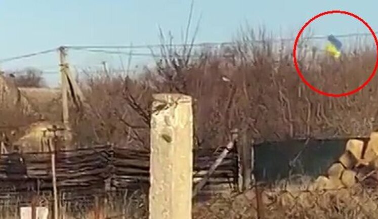 Кримські рашисти сварять чоловіка, що підняв над своєю садибою прапор України: "Живет п#дар-сосед! И еб#ло ему били, а оно еб#нутое! Закопать бы его, нах#й!". ВIДЕО