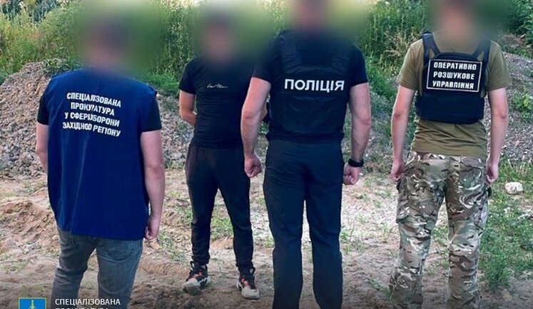 Serviceman detained for smuggling draft dodgers to Slovakia for $5,000. PHOTOS