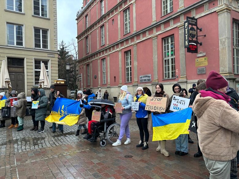 В Гданьске протестовали против ракетных атак РФ по Украине 01 В Гданьске протестовали против ракетных атак РФ по Украине 01