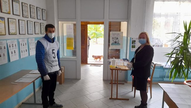 Волонтерів опитування Зеленського фіксують на виборчих дільницях 01