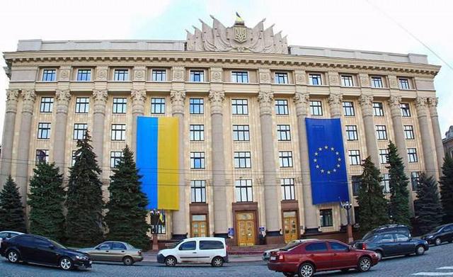 В поддержку безвиза в областных центрах вывешивают флаги ЕС и Украины 01