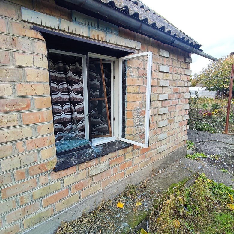 Упродовж дня окупанти здійснили два артилерійські обстріли Нікополя, пошкоджено будинки, комунальне підприємство, газогін та ЛЕП 01